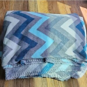 Mainstays Blue Gray Chevron Fleece Throw Blanket